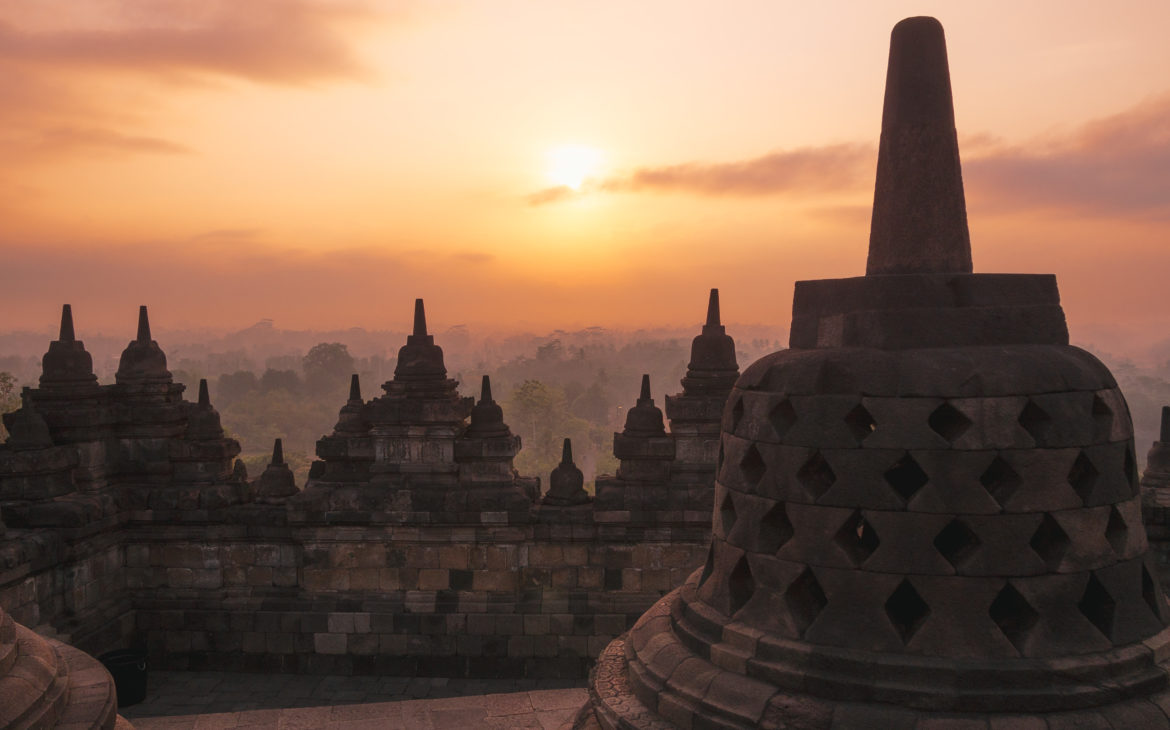 BOROBUDUR sur Java:  notre expérience sur le plus grand temple bouddhiste au monde