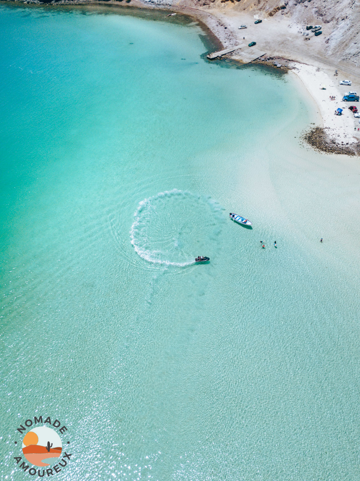 Bateaux sur la plage de Pichilingue en drone - Nomade Amoureux 