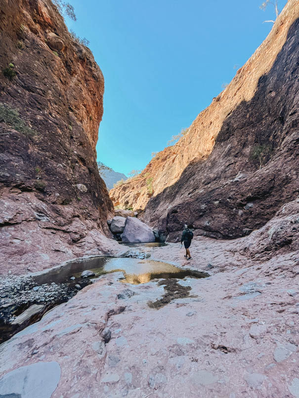 Un homme qui marche dans un Canyon - Baja California Sur 