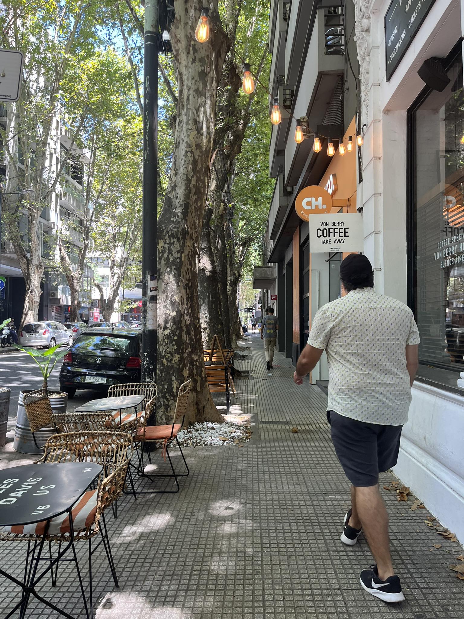 Une homme marche dans une rue de Buenos Aires. Bon astuces pour trouver des restaurants