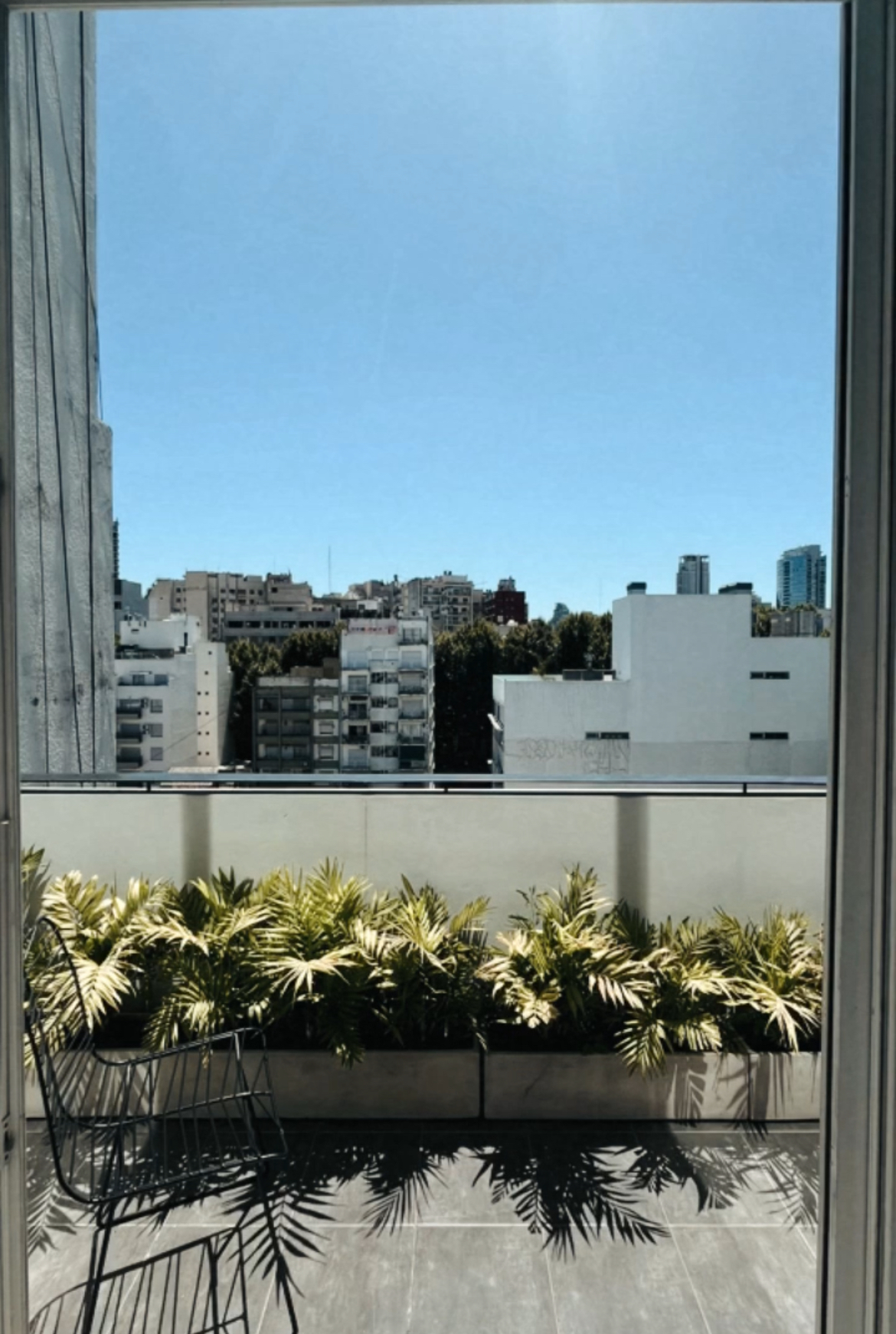 Vue d'un balcon sur des édifices d'habitation à Buenos Aires