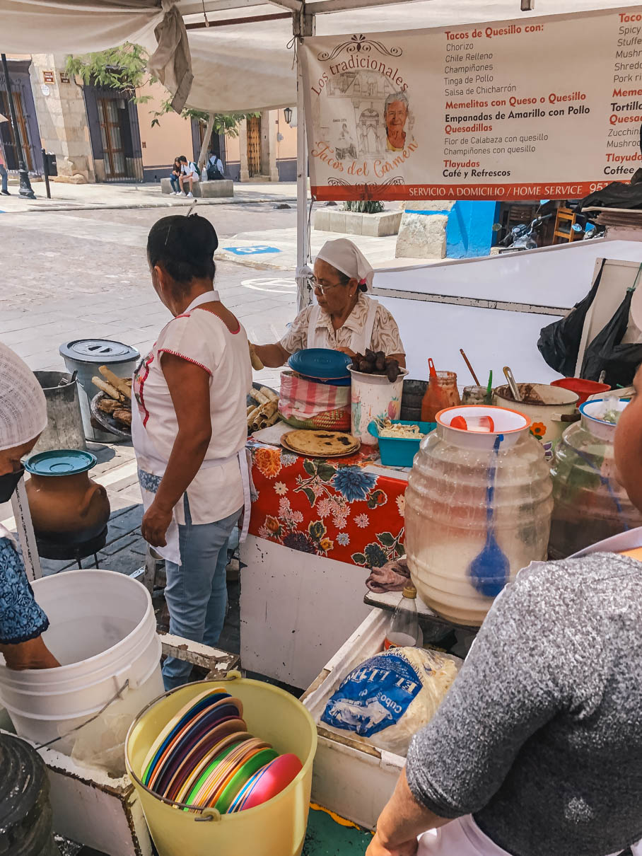 Des femmes cuisines dans un kiosque de rue à Oaxaca.