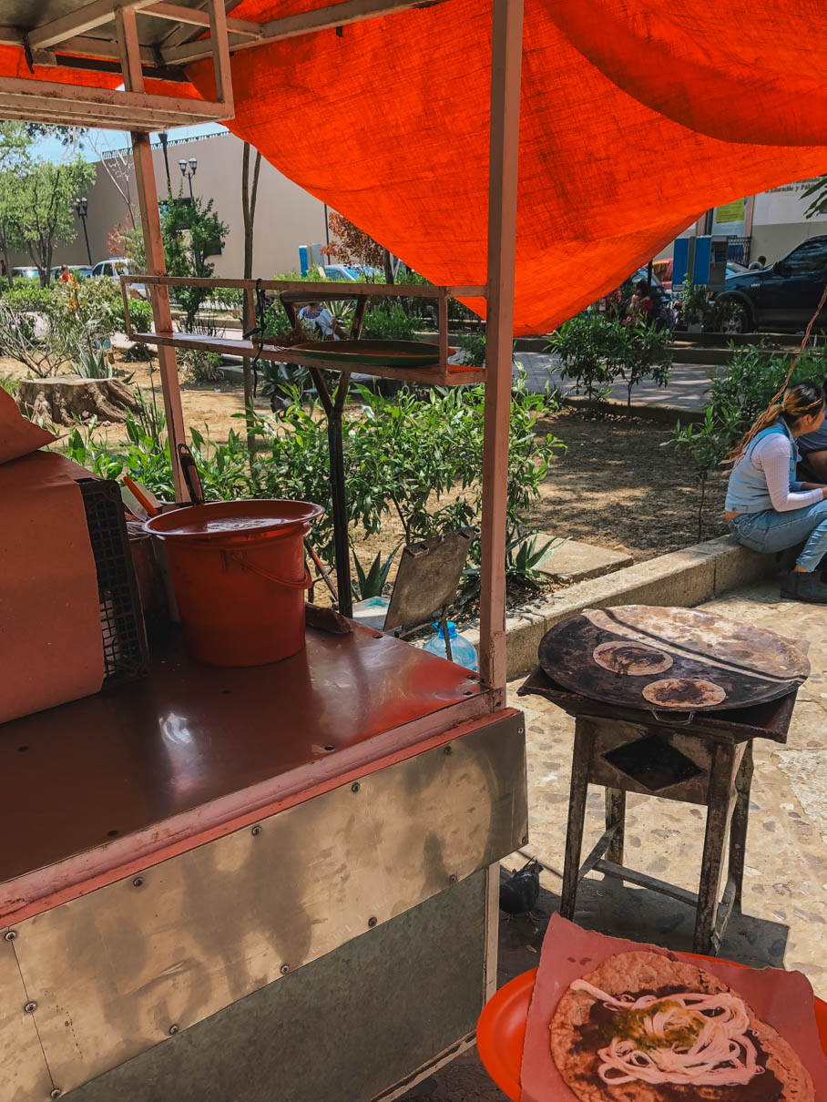 Kiosque de rue où l'on sert des tetelas à Oaxaca.