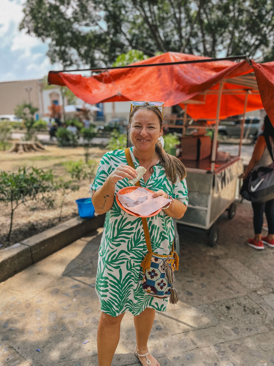 Vicky de Nomade Amoureux est debout dans une parc avec une assiette de tacos au Mexique