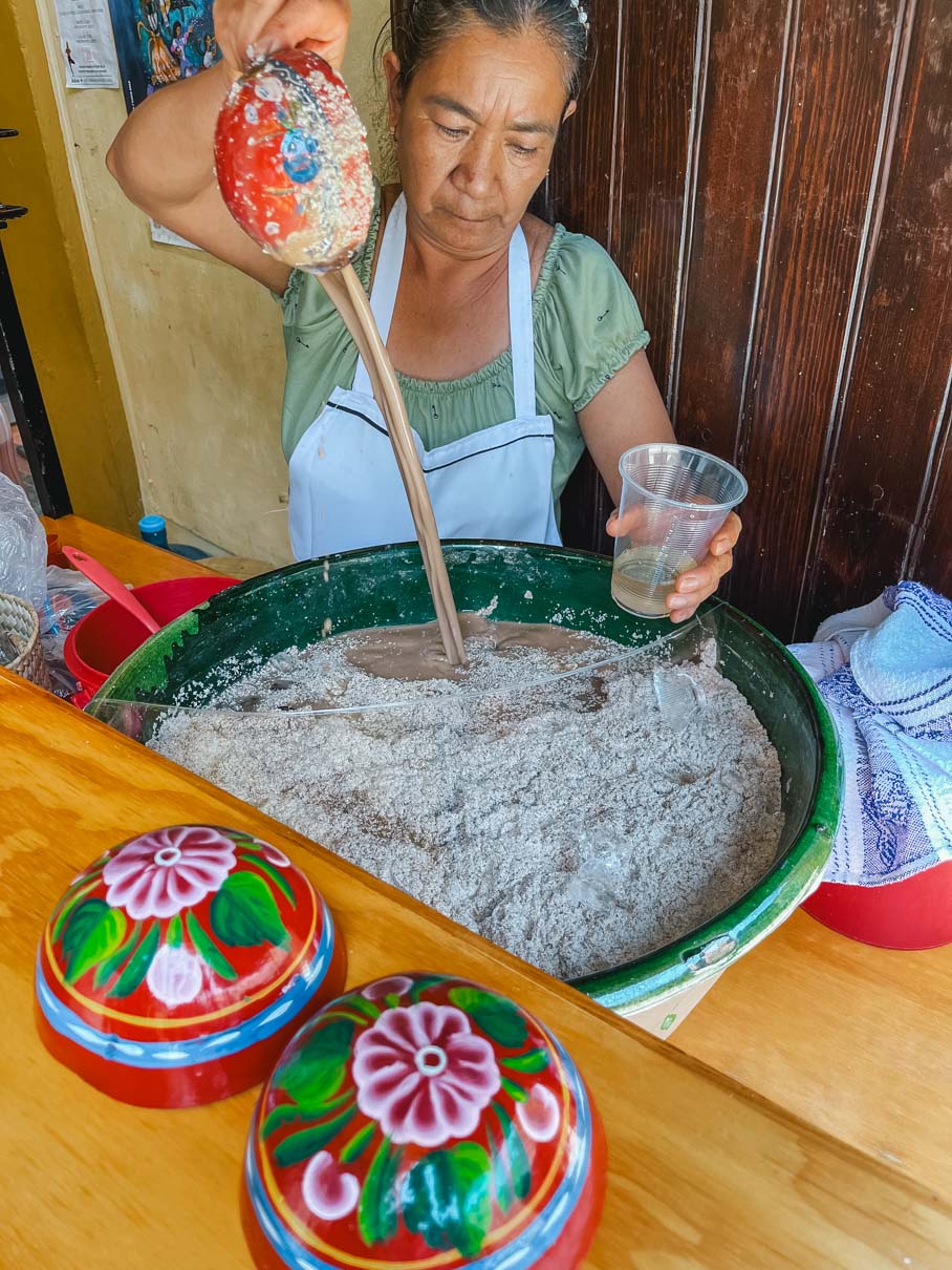Femme de Oaxaca servant le Tejate